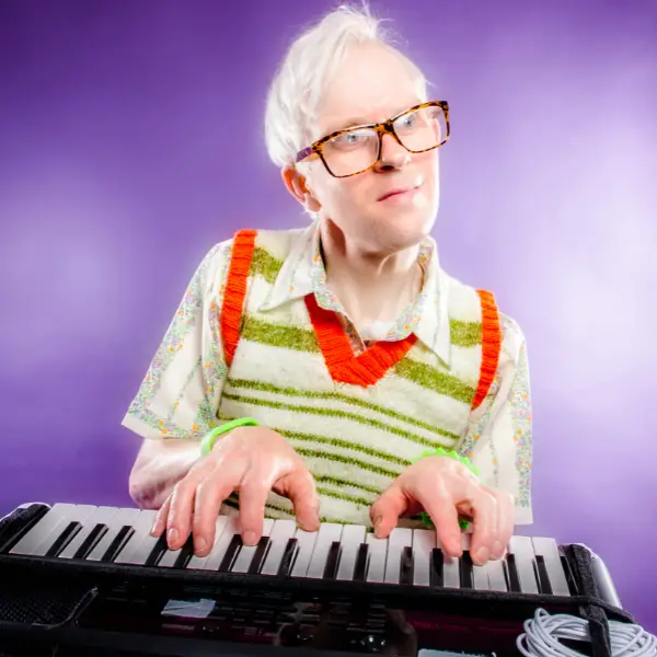 Robert White: ‘THAT’ Gay Autistic Keyboard Tanktop Comedy Guy!